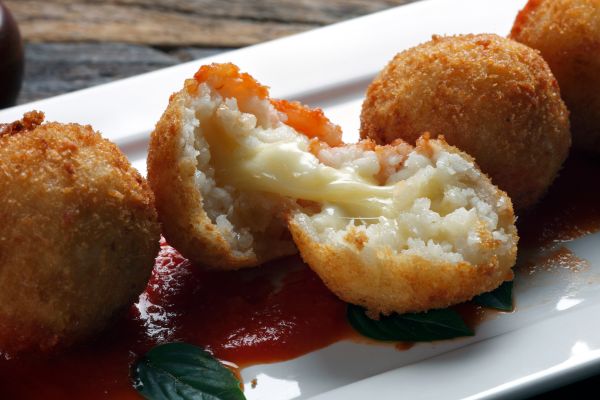 Bolinho-de-Arroz-com-Queijo-Uma-Delicia-Brasileira